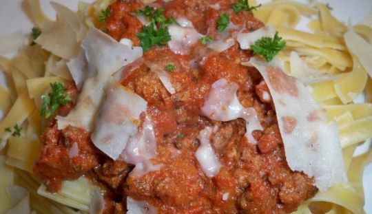 Reteta: Spaghete cu oua si sos de rosii