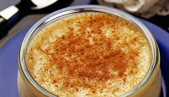 Orez cu lapte si fructe preparat in forma la cuptor