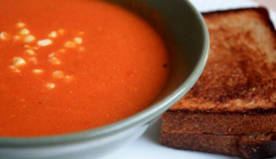 Reteta: Supa de rosii cu usturoi