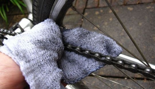 Cum sa cureti lantul de bicicleta cu bani putini?