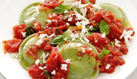   Reteta: Ravioli cu sos de rosii