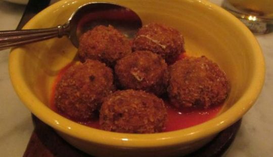  Reteta: Chiftele de vinete coapte cu sos de rosii