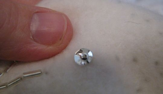 Afla cum se cos margelele pe o rochie