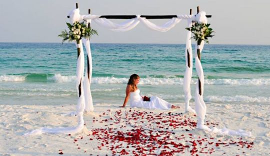Ponturi pentru o nunta pe plaja cu un buget redus
