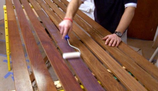 Cum se aplica poliuretanul pe suprafete de lemn