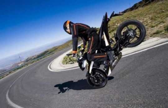 Motociclete. Cum sa faci un STOPPIE