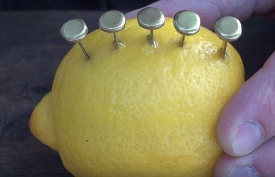 Supravietuire. Cum sa faci FOCUL cu o...LAMAIE