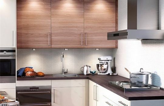 Cum sa maresti spatiul din mobila de bucatarie cu ajutorul unor umerase si carlige 