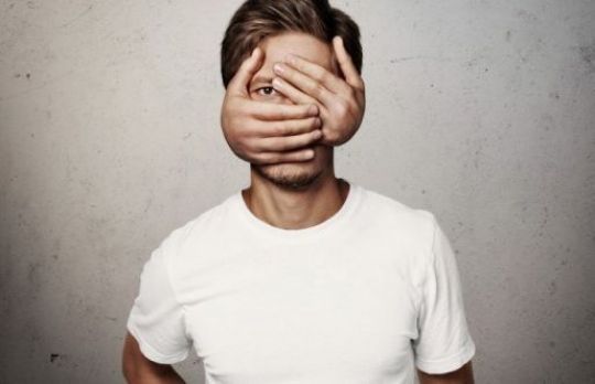 Cum sa invingi TIMIDITATEA. 14 sfaturi de care trebuie sa tii cont