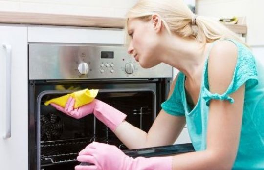 Cum sa cureti cuptorul. Metoda fara substante toxice