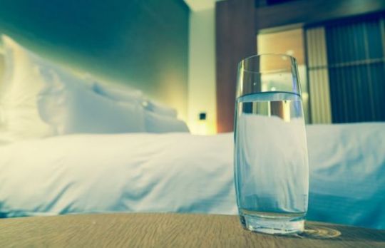 Tii paharul de apa langa pat? Iata de ce nu trebuie s-o mai faci