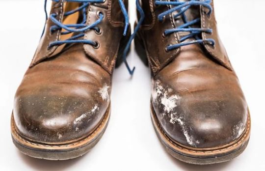 Cum sa scapi de urmele de sare de pe incaltaminte