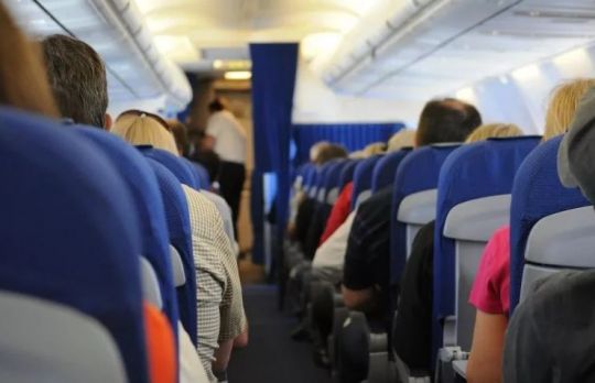 Calatoresti frecvent cu avionul? Afla cum te determina companiile aeriene sa platesti mai mult