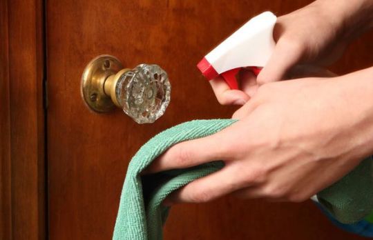 Cum sa cureti usa. Metode in functie de material