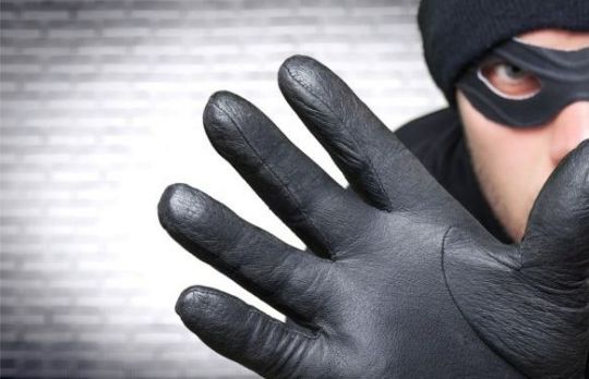Cum sa te feresti de hoti. 5 semne ca acestia te-au vizat