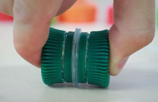 Cum sa faci un recipient din capace de plastic