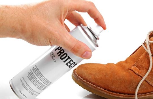 Cum sa cureti ghetele din piele intoarsa