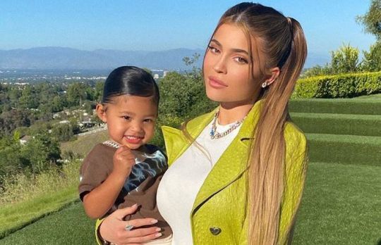 Cum sa fii o mama buna.  7 sfaturi parentale de la Kylie Jenner