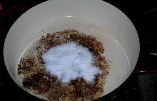 Cum sa cureti o cratita arsa