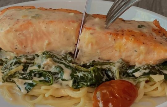 Cum sa faci somon cu smantana, rosii si spanac