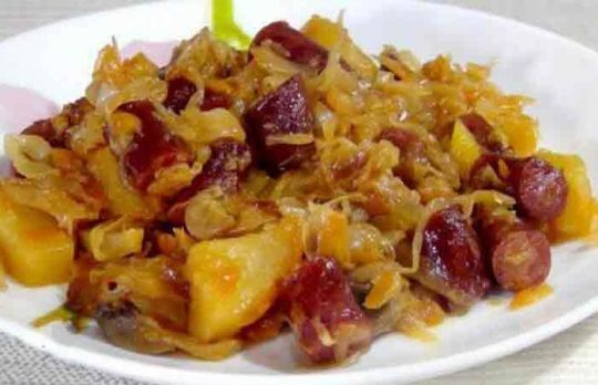 Cum sa faci varza inabusita cu cartofi, carnati si ciuperci