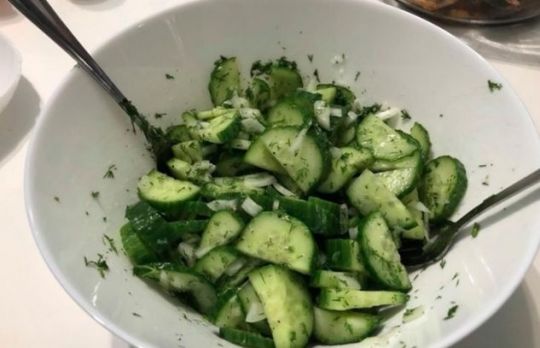 Cum sa faci salata de castraveti cu ceapa alba si marar