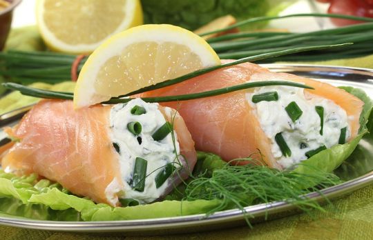 Retete pentru Revelion: Rulouri cu somon afumat si crema de branza