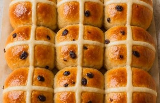 Retete internationale de Paste: Hot cross buns - chifle dulci cu stafide si mirodenii