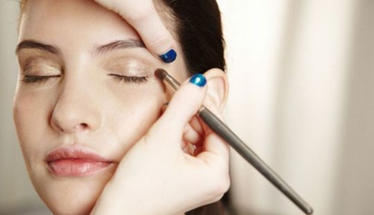 Cum sa alegi culorile care se potrivesc tenului inchis?